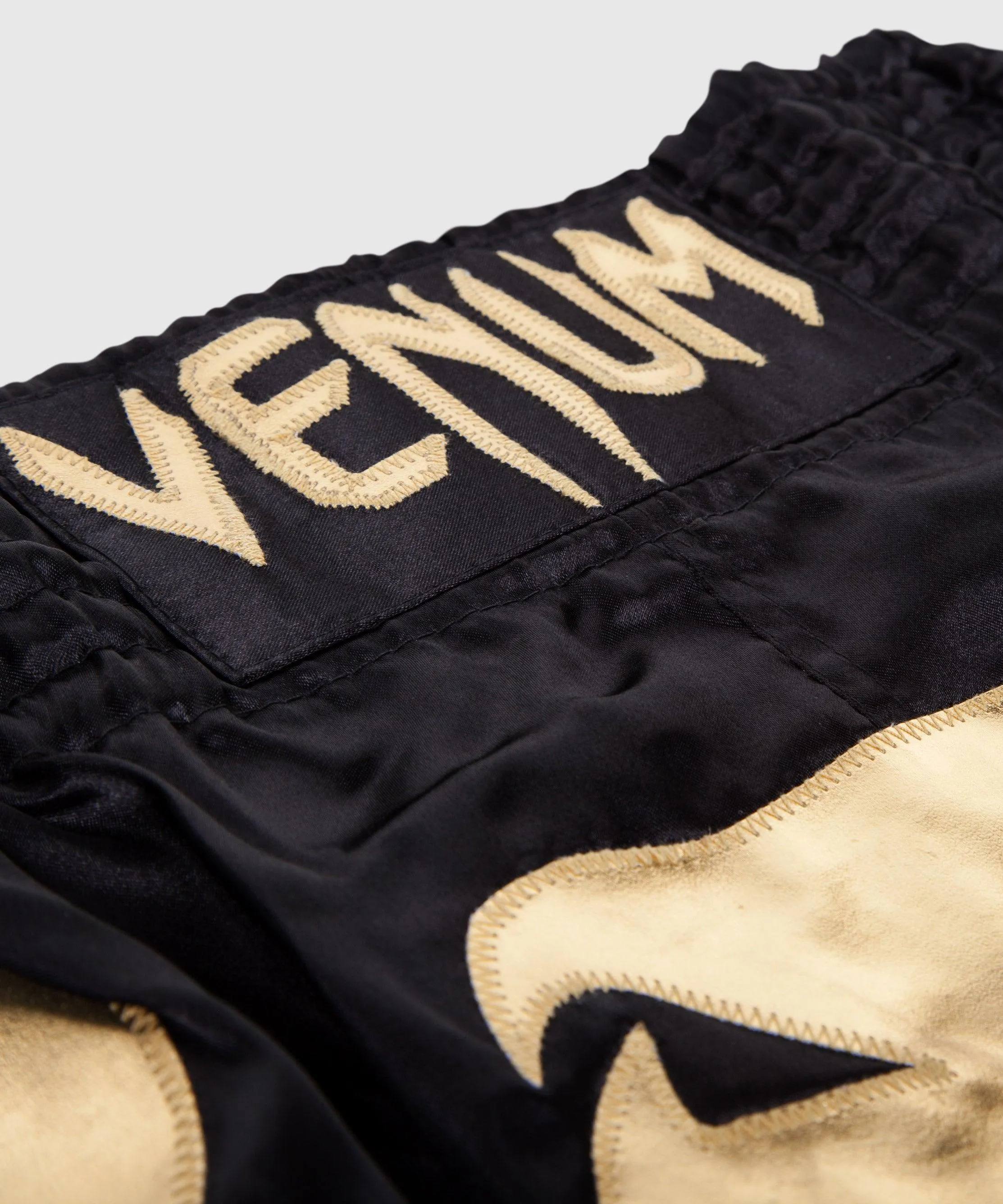 Pantalón de Muay Thai Venum Bangkok Inferno - Negro/Oro